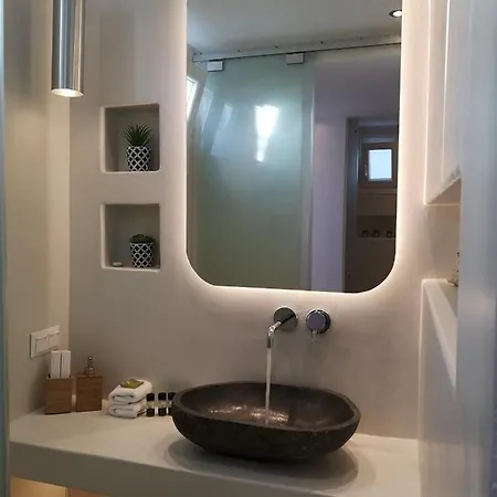 Modern House Near Parikia With 3 Bedrooms & 2 Bath 펜션 *